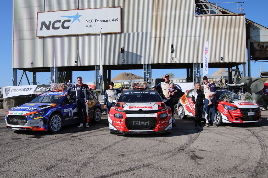 Glad Sport tog to af de tre topplaceringer ved KOMO's rallysprint; Til venstre Simon Vallentin (tredjepladsen), i midten Mette Felthaus og Kenneth Madsen og til højre Cecilie og Jacob Madsen
(Foto: Allan Christiansen)